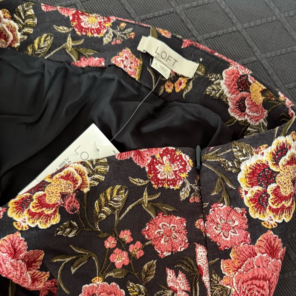 LOFT Floral Women's Skirt - Black and Pink, Women’s 2 - Picture 5 of 7